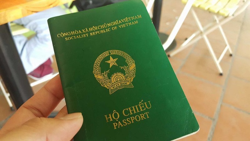 Công an có được làm hộ chiếu không?