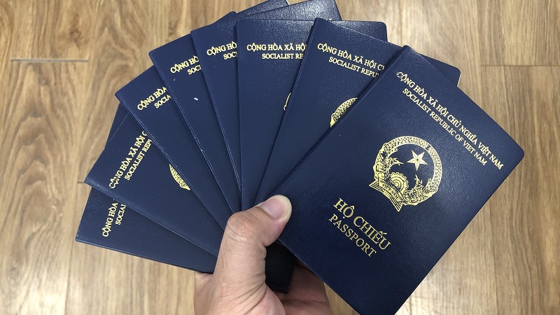 Công an có được làm hộ chiếu không?