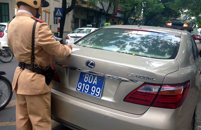CSGT có được yêu cầu dừng xe biển xanh và biển đỏ