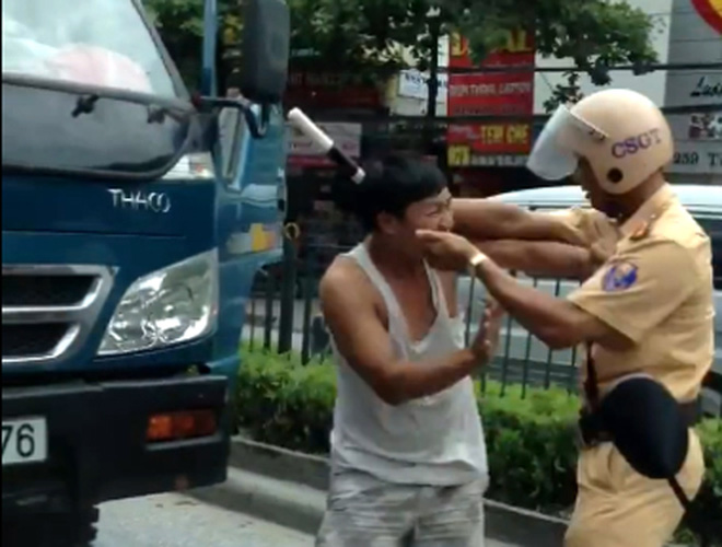Cảnh sát giao thông có được đánh người vi phạm giao thông không?