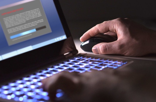 Hack tài khoản mạng xã hội của người khác phạm tội gì