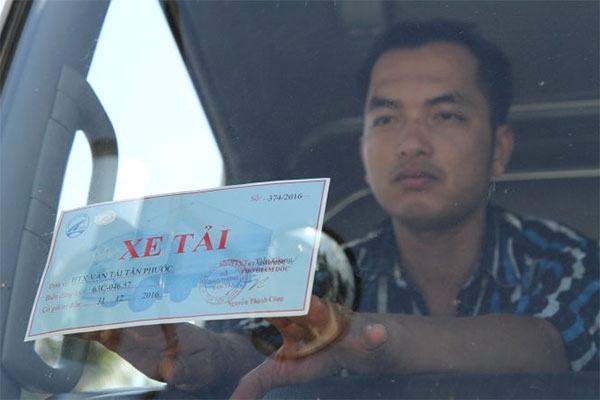 Không dán phù hiệu xe tải