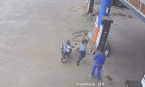 Nguyên Phó Chủ tịch huyện ném sầu riêng vào mặt nhân viên cây xăng có thể bị đi tù?