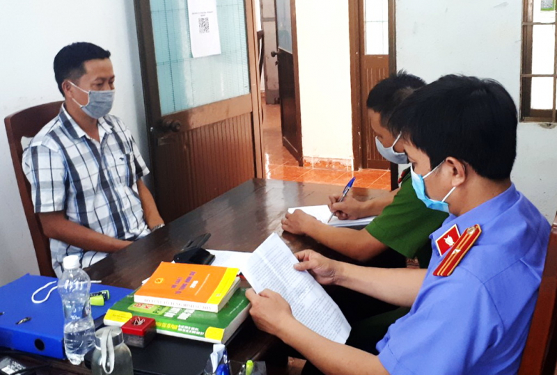 Nhân viên y tế đánh cán bộ trực chốt kiểm dịch bị xử lý như thế nào?