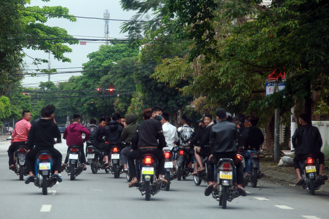Đi xe dàn hàng ngang bị xử phạt bao nhiêu tiền theo quy định hiện nay?