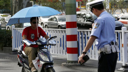 Cầm ô khi đi xe máy bị xử phạt bao nhiêu tiền theo quy định pháp luật?