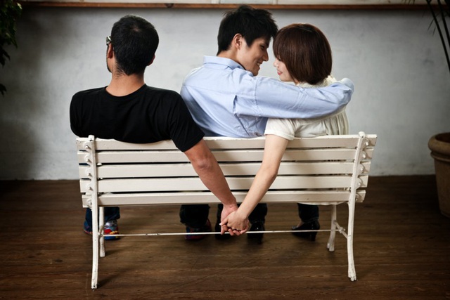 Người đang có gia đình mà ngoại tình có thể bị xử phạt 3 năm tù