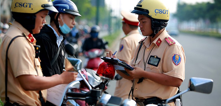 Đi xe không mang giấy tờ có thể bị xử phạt bao nhiêu tiền theo quy định?