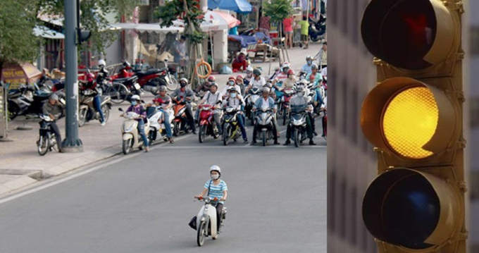 Điều khiển xe máy vượt đèn vàng bị xử phạt ra sao?