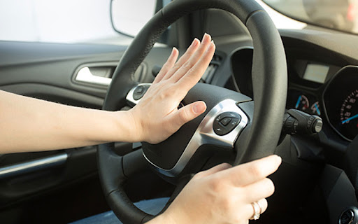 Đi xe bấm còi inh ỏi có thể bị xử phạt bao nhiêu tiền theo quy định?