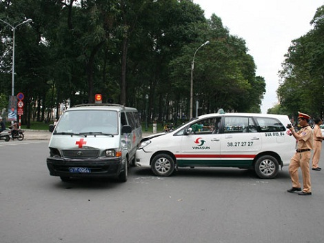 Không nhường đường cho xe ưu tiên có thể bị xử phạt bao nhiêu tiền?