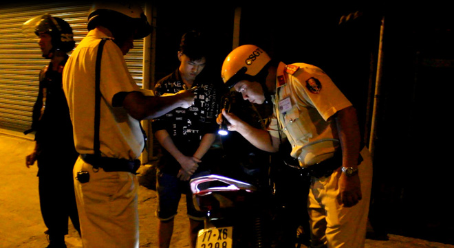 Cảnh sát cơ động có quyền kiểm tra cốp xe để xử phạt hay không?