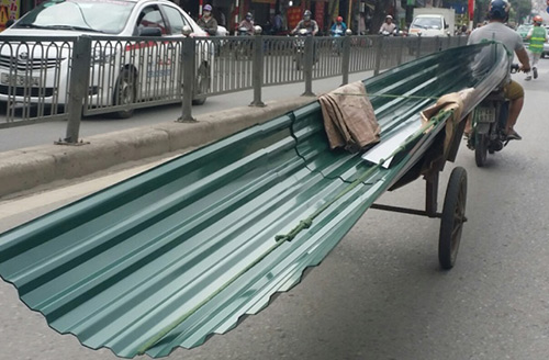 Đi xe máy chở tôn thép bị xử phạt như thế nào theo quy định pháp luật?