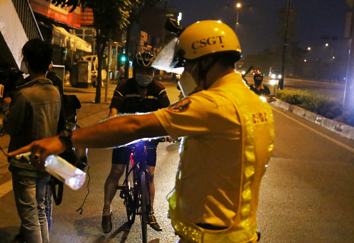 Đi xe đạp vượt đèn đỏ bị xử phạt như thế nào theo quy định?