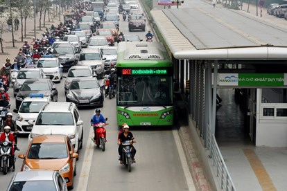 Đi xe vào làn đường BRT bị xử phạt bao nhiêu tiền theo quy định?