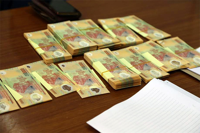 Hành vi tráo đổi tiền giả lấy tiền thật bị xử lý như thế nào?