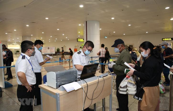 Làm giả giấy tờ xuất nhập cảnh bị xử lý như thế nào?