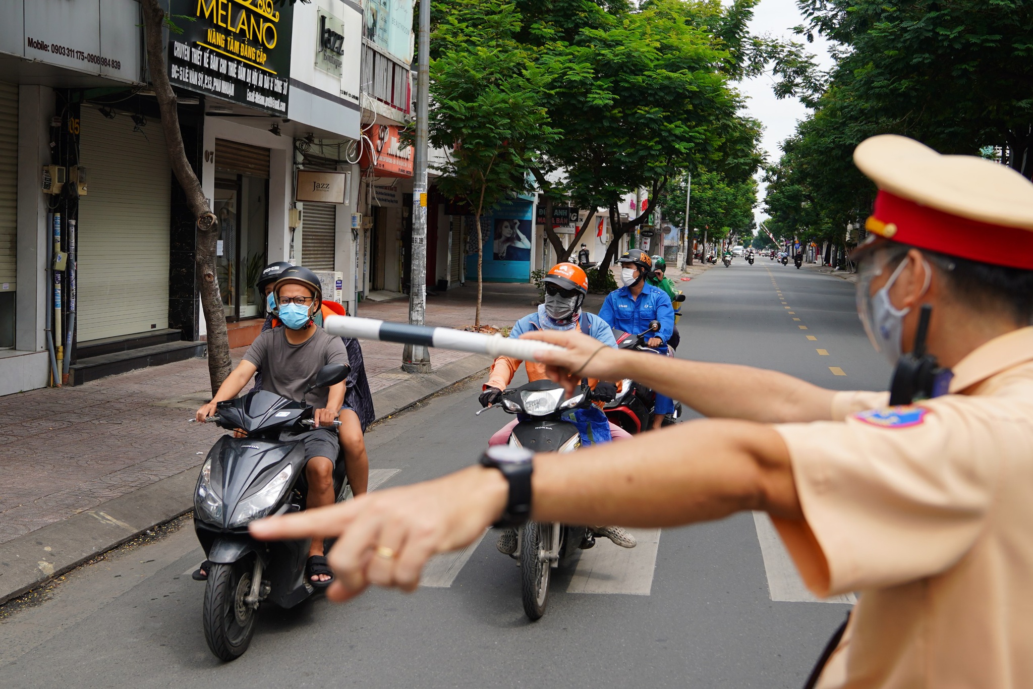 Ai được phép dừng xe người đi đường?