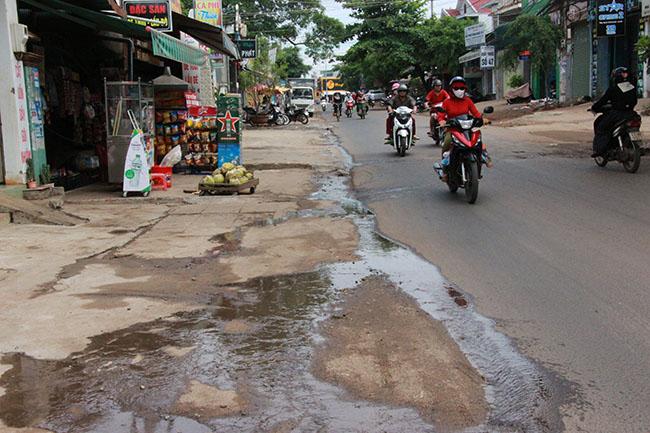 Xả nước thải sinh hoạt ra đường bị phạt bao nhiêu tiền