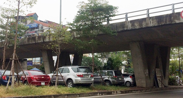 Đỗ xe ô tô ở gầm cầu vượt bị xử phạt như thế nào?