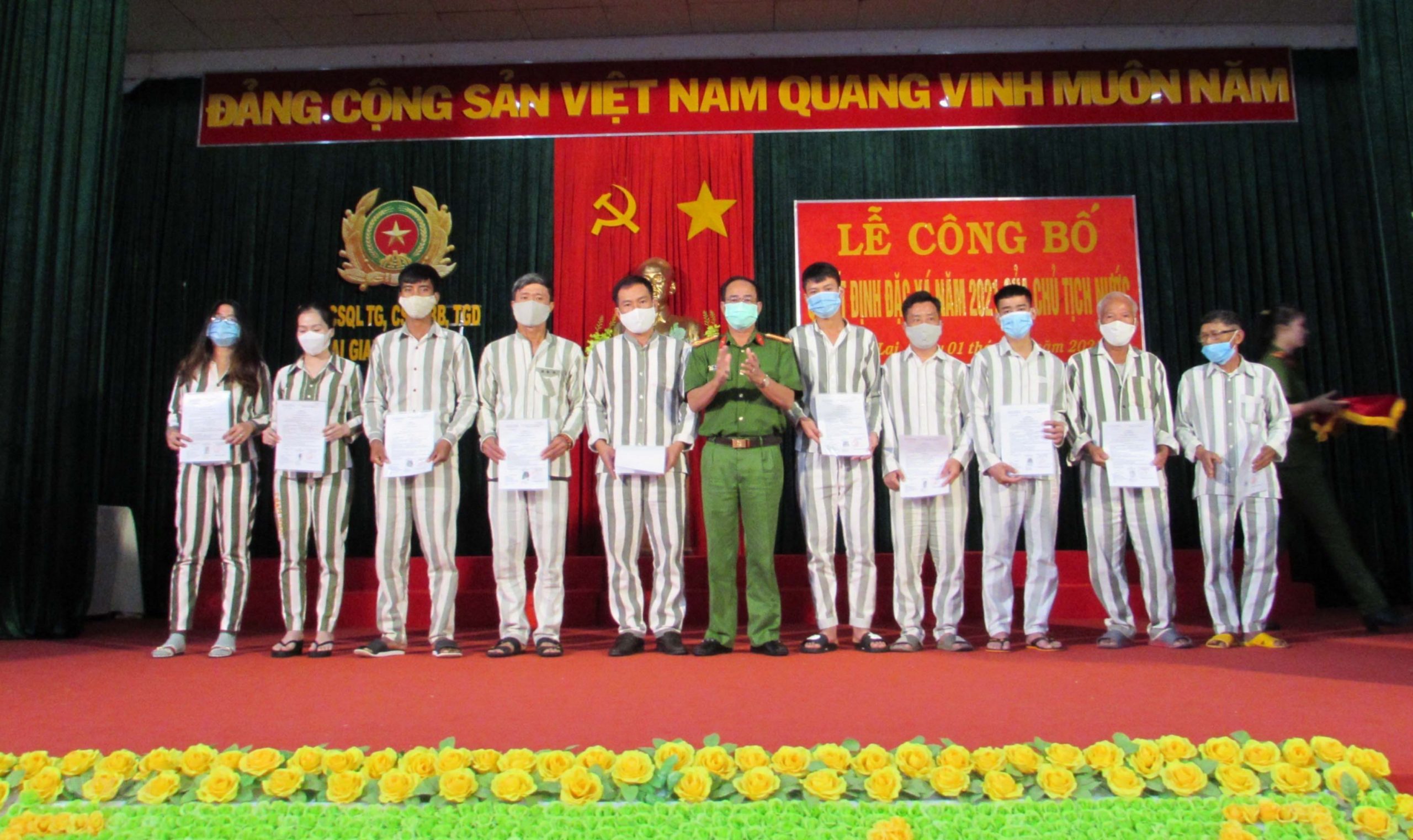 Mẫu đơn xMẫu đơn xin thăm gặp phạm nhânin thăm gặp phạm nhân