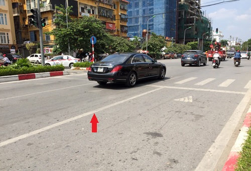 Ô tô vi phạm lỗi đè vạch bị phạt bao nhiêu?