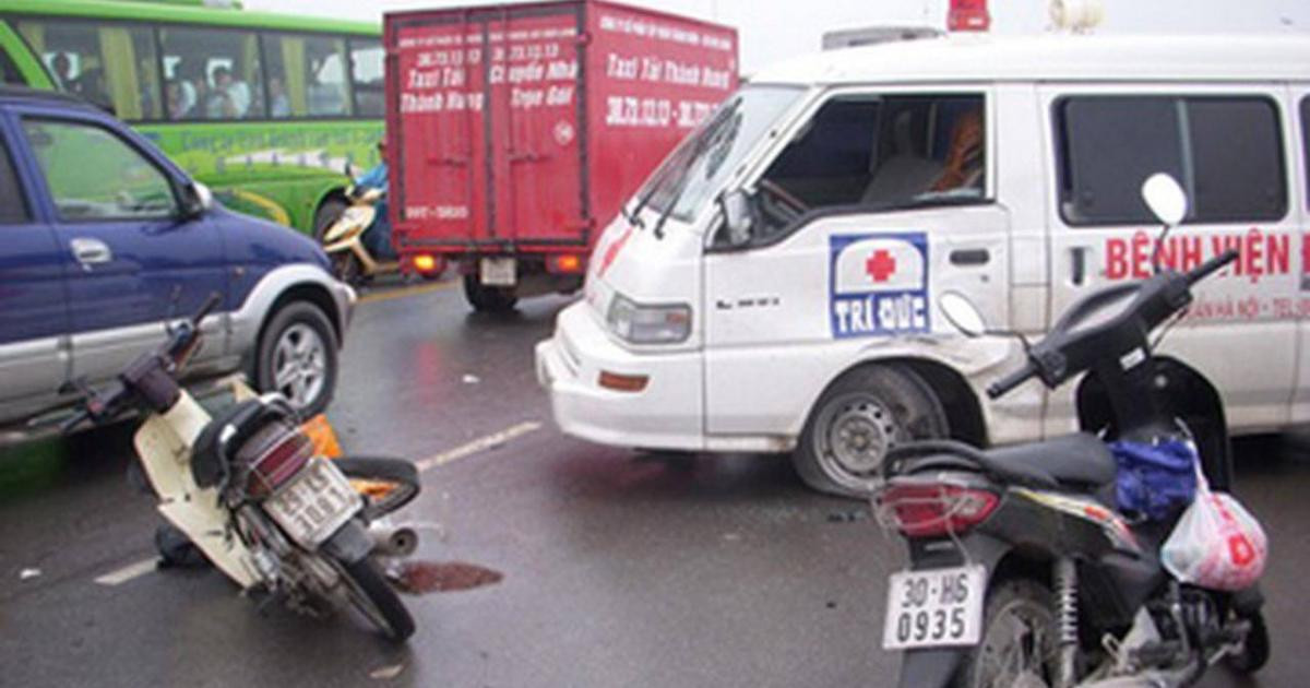 Bị xe cứu thương đụng gãy tay có được bồi thường không?