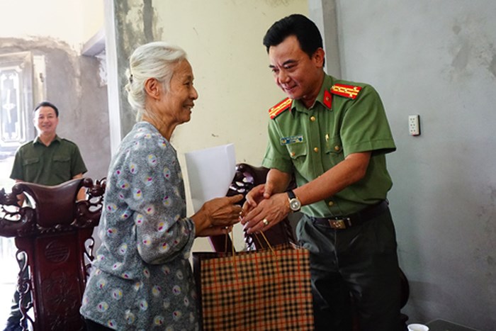 Chế độ ưu đãi xã hội đối với anh hùng lực lượng vũ trang nhân dân