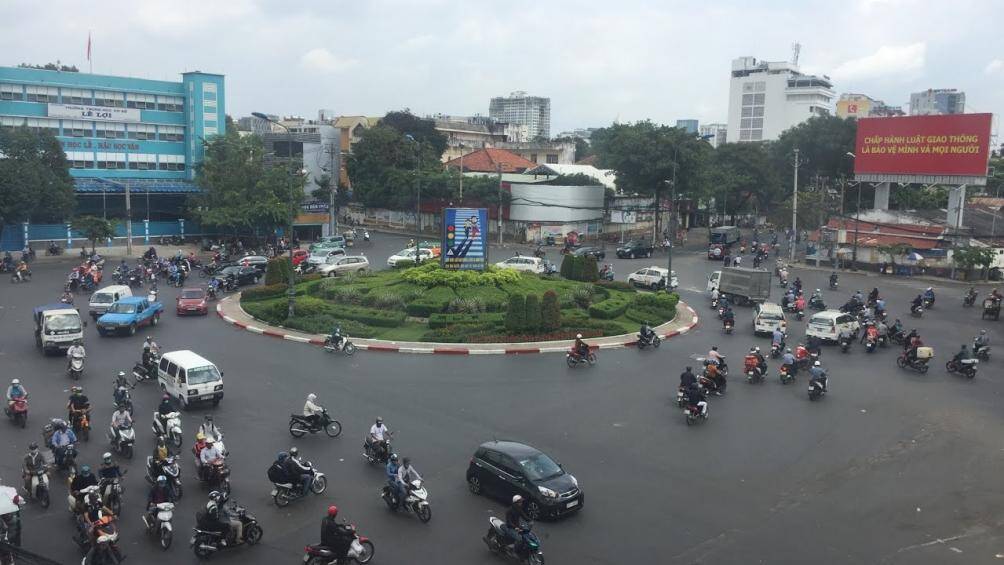 Cách rẽ trái ở ngã ba xe máy