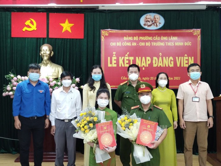 Bố đi tù con có được kết nạp vào Đảng không?