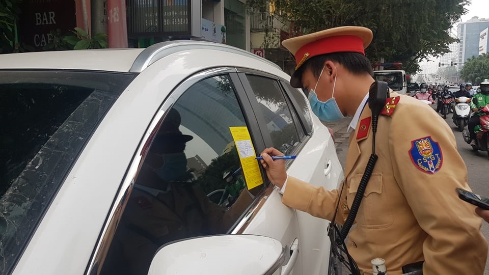 Ô tô vượt đèn vàng phạt bao nhiêu