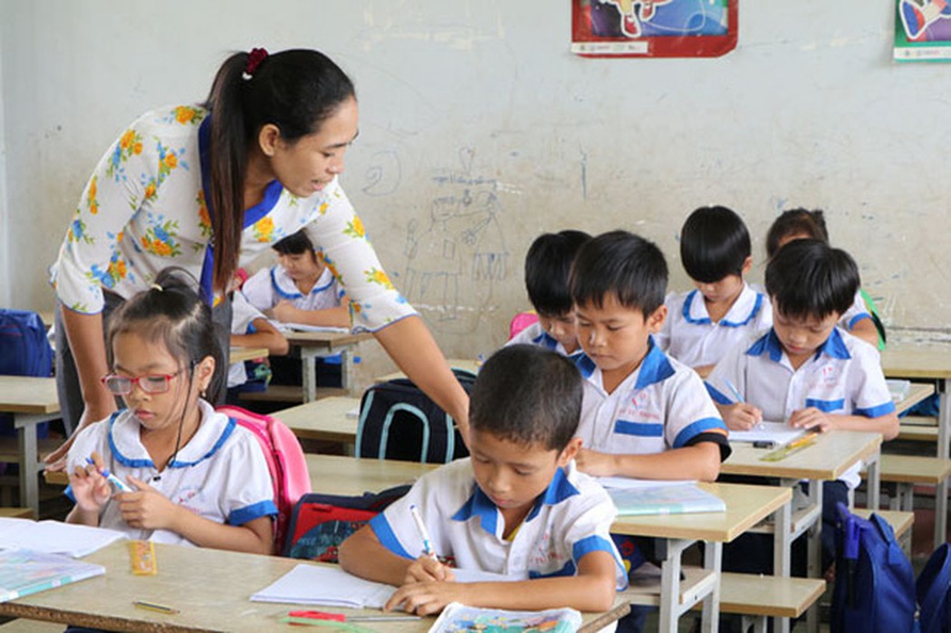 Việc thực hiện quy định về đạo đức nghề nghiệp giáo viên