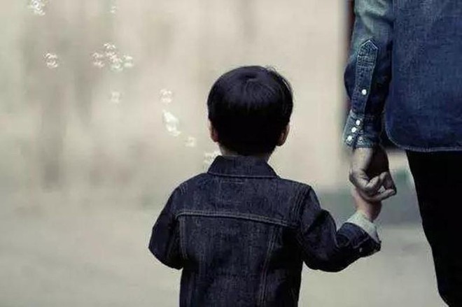 Anh trai ruột có được nhận em gái làm con nuôi không