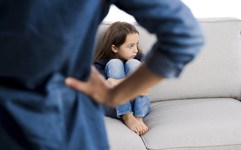 Cha mẹ bạo hành tinh thần con cái thì bị xử lý thế nào