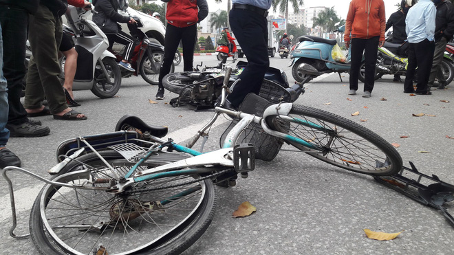 Chạy công an đuổi, đâm vào người khác có bị đi tù không