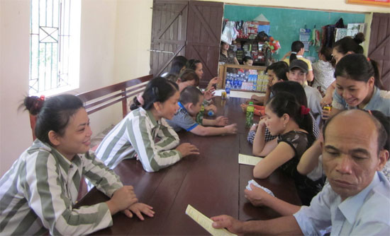 Gửi đồ vào trại giam qua đường bưu điện có được không