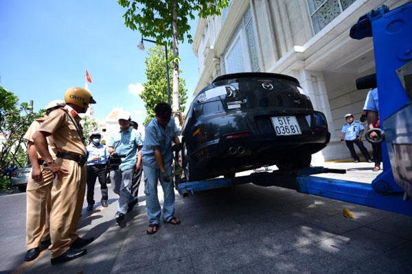 Khi nào cảnh sát giao thông được niêm phong, cẩu ô tô vi phạm luật?