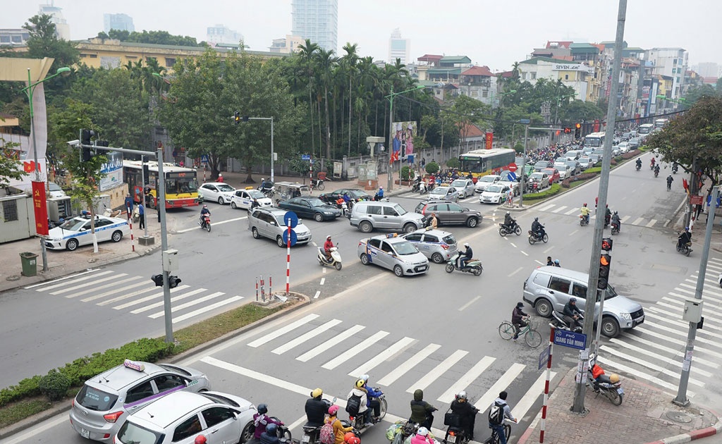 Tại nơi đường giao nhau giữa đường không ưu tiên và đường ưu tiên