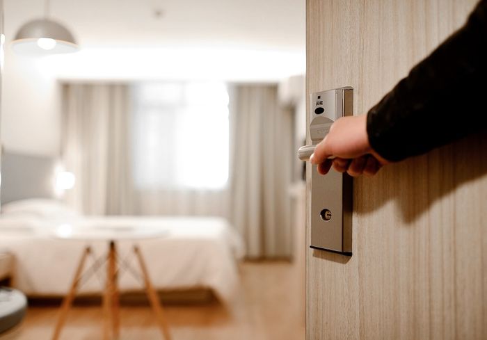Tự tiện vào nhà của người khác là vi phạm quyền gì?