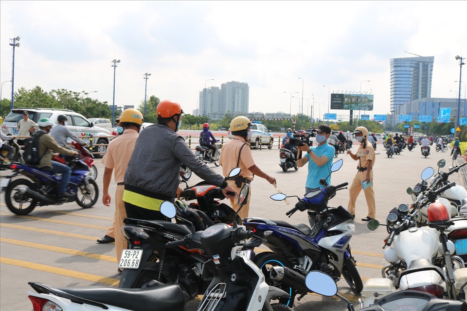 Xe máy đi sai làn đường phạt bao nhiêu tiền theo quy định mới