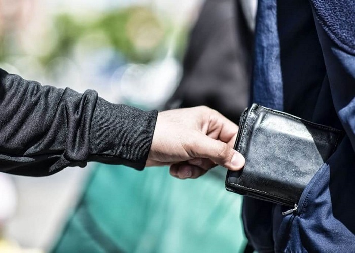 Lấy trộm tiền của người khác là vi phạm gì?