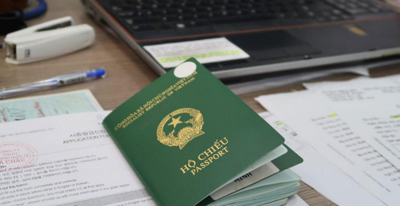 Chỉ có cán bộ, công chức thì mới được cấp hộ chiếu công vụ đúng không?