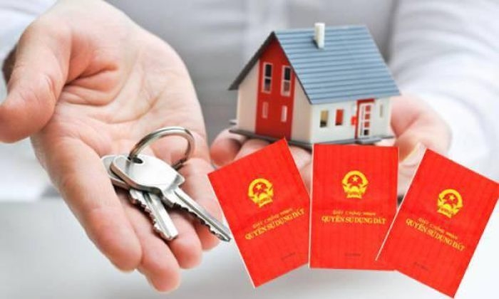 Chưa sang tên sổ đỏ có xây nhà được không?