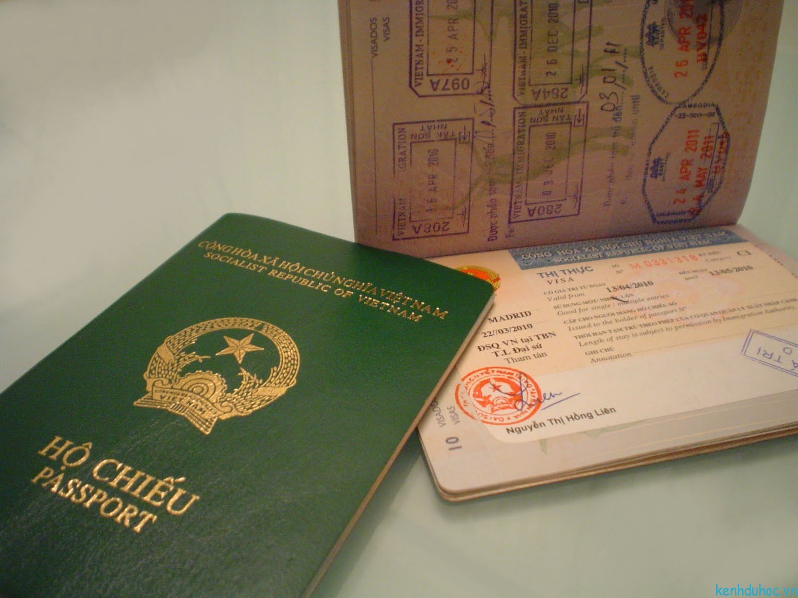 Có được cho người khác mượn hộ chiếu để xuất cảnh không?