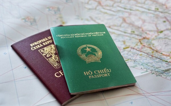 Có được mang hộ chiếu đi cầm cố không?