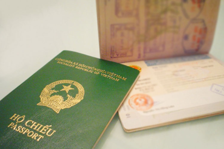 Gia hạn hộ chiếu phổ thông bằng hộ chiếu cũ được không?