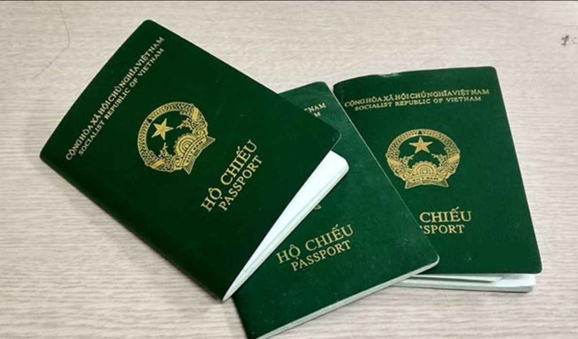 Người bị tước quốc tịch có bị thu hồi hộ chiếu không?