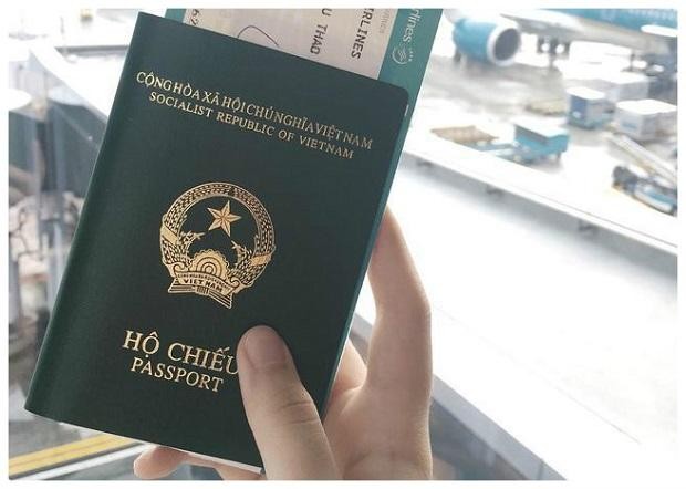 Người bị tước quốc tịch có bị thu hồi hộ chiếu không?