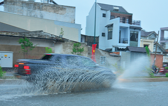 Ô tô phóng nhanh làm nước tràn vào nhà người khác có phải bồi thường