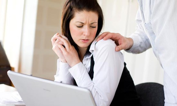 Quấy rối làm phiền người khác bị tội gì?